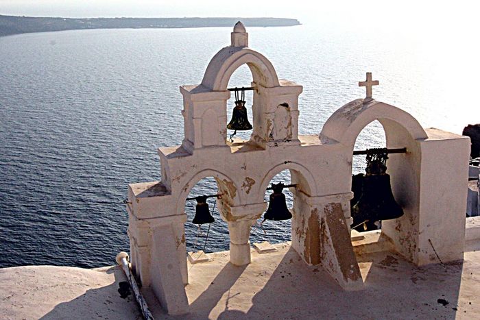 GLOCKENTURM IM ABENDLICHT SANTORIN