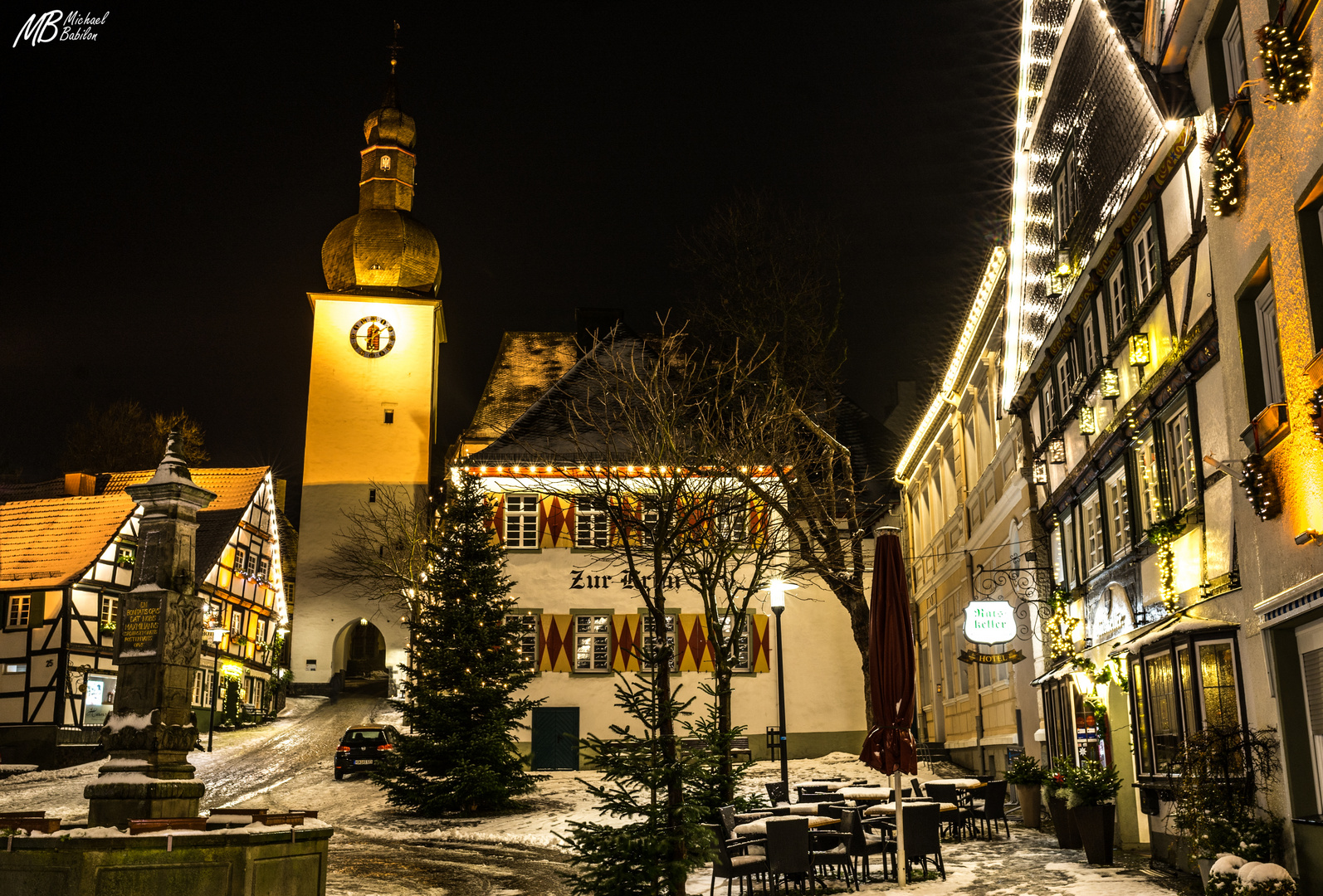 Glockenturm umgeben von Weihnachtsstimmung