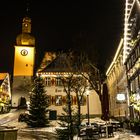 Glockenturm umgeben von Weihnachtsstimmung