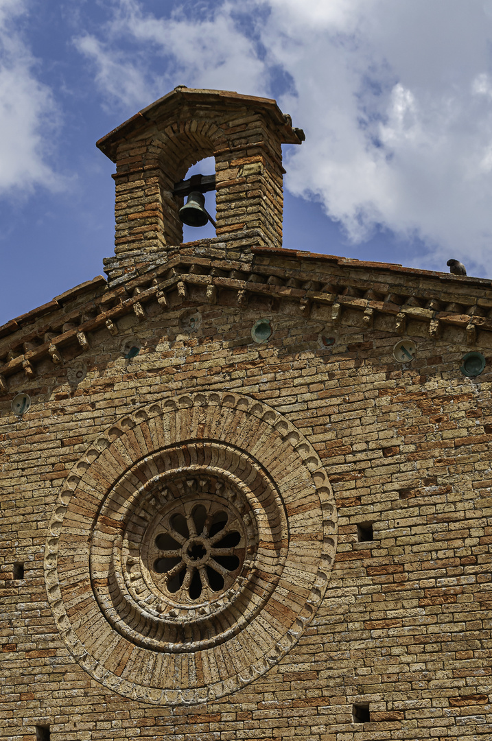 Glockenturm und Fensterrose