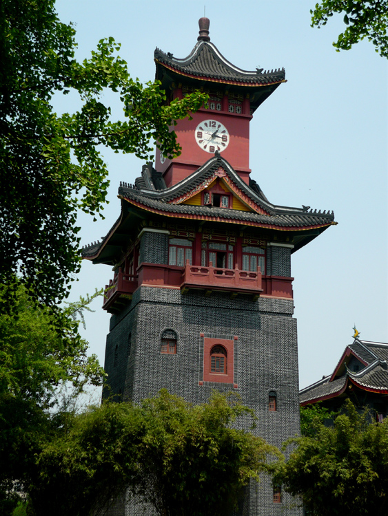 Glockenturm und Gingkos