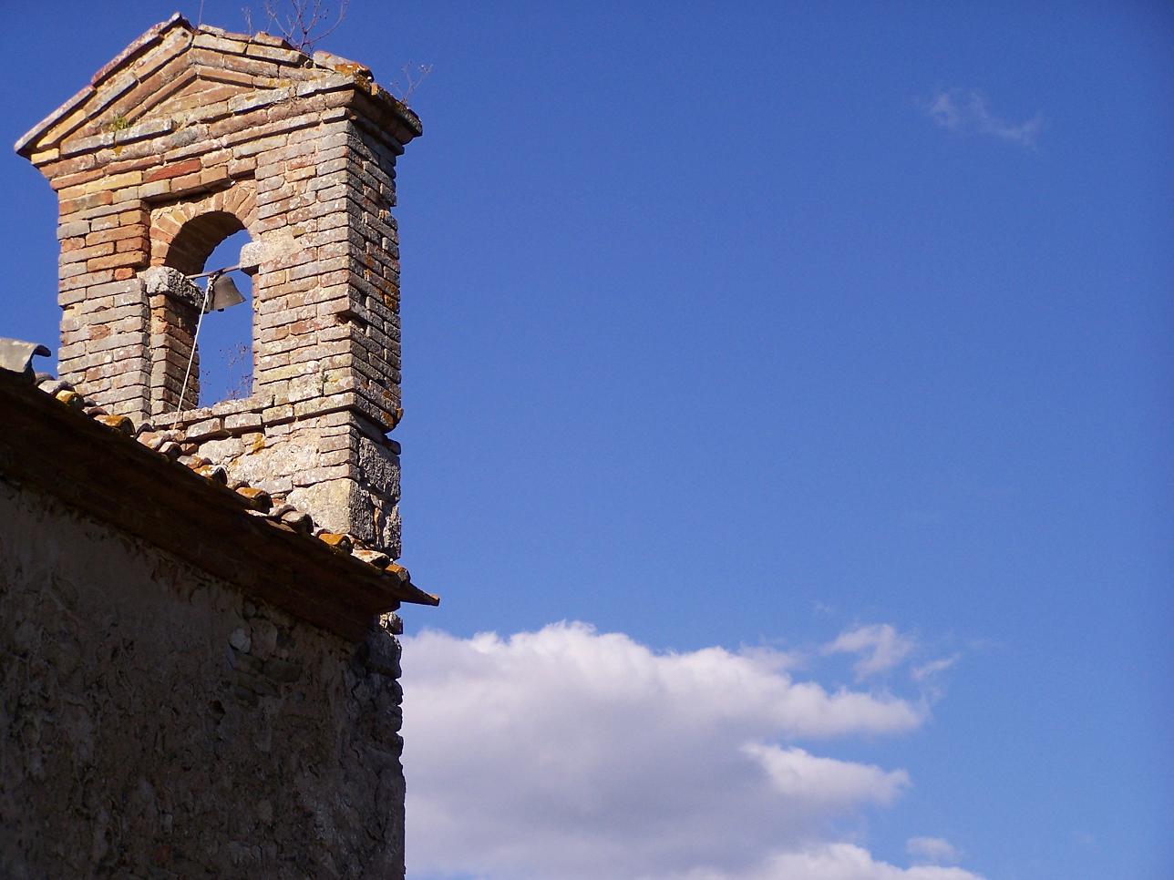 Glockenturm von entweihter Kirche in La Cetina