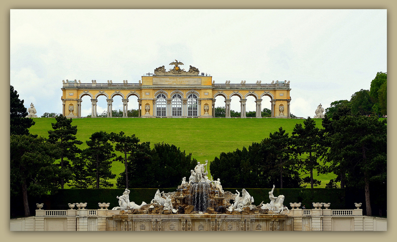 .... Gloriette mit der Neptungruppe ....