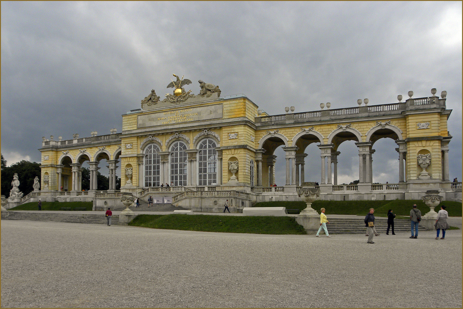 Gloriette vor dem Regenguß...