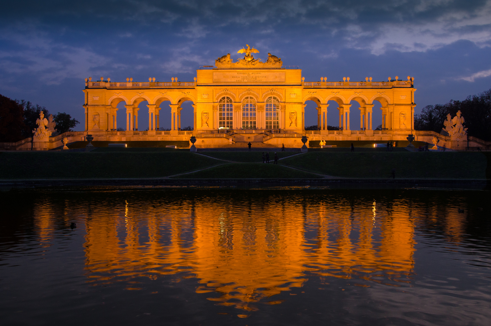 Gloritte beim Schloss Schönbrunn am Abend