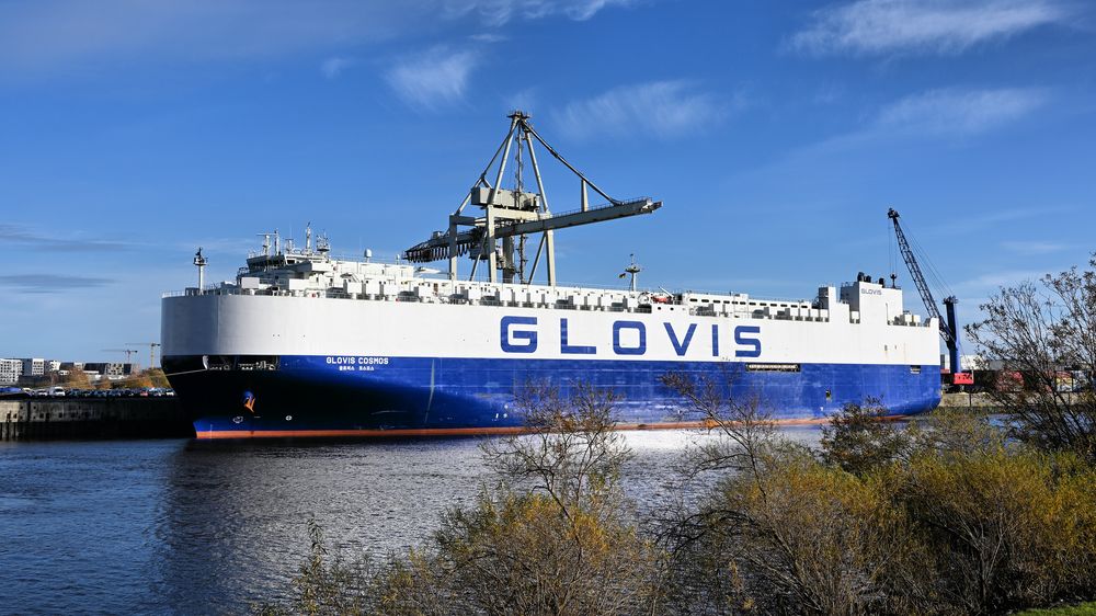 Glovis Cosmos im Hamburger Hafen