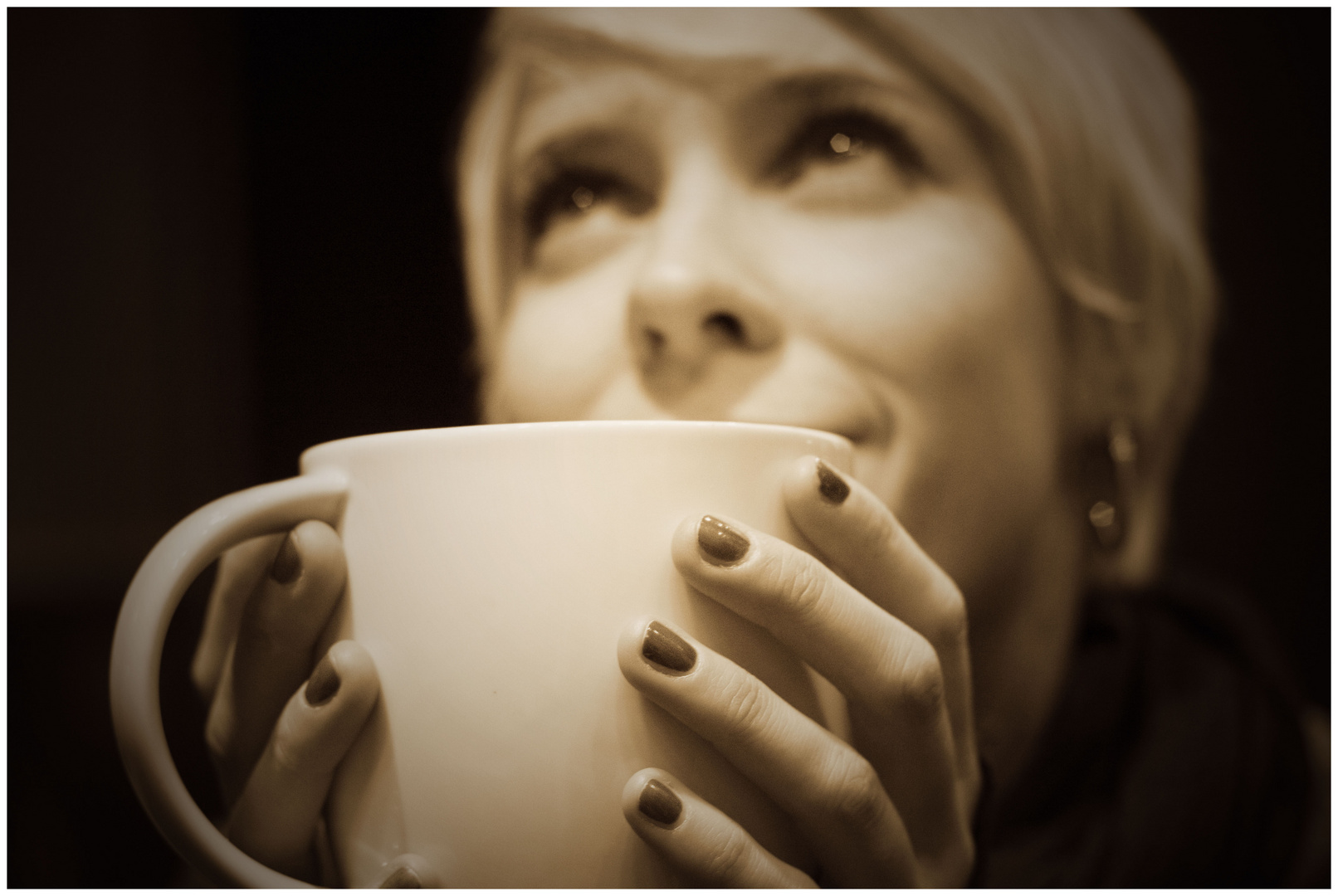 Glück ist eine Tasse heißen, sahnigen Cappuccino mit einem lieben Menschen zu teilen :)