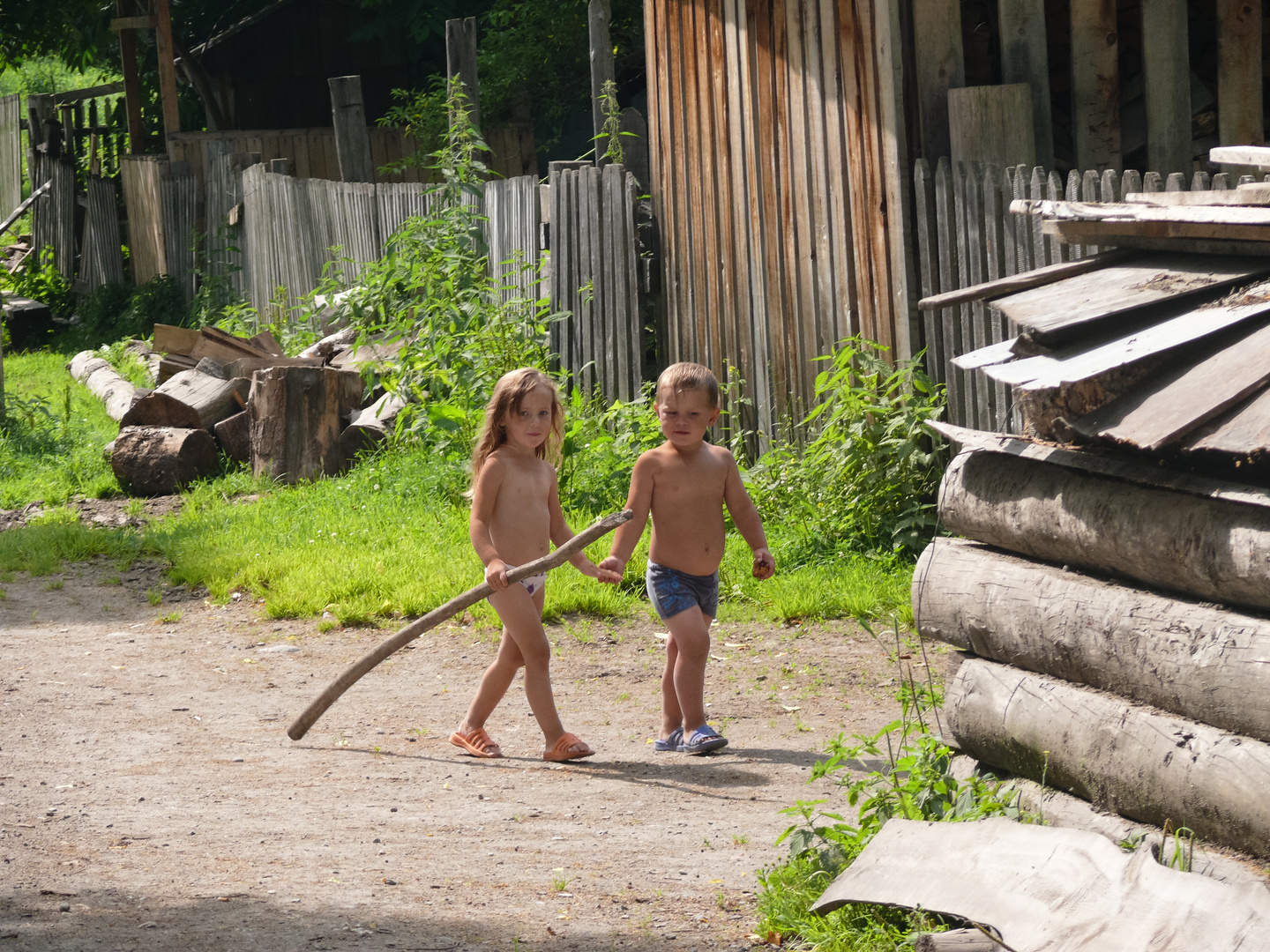 glückliche Dorfkinder in Sibirien