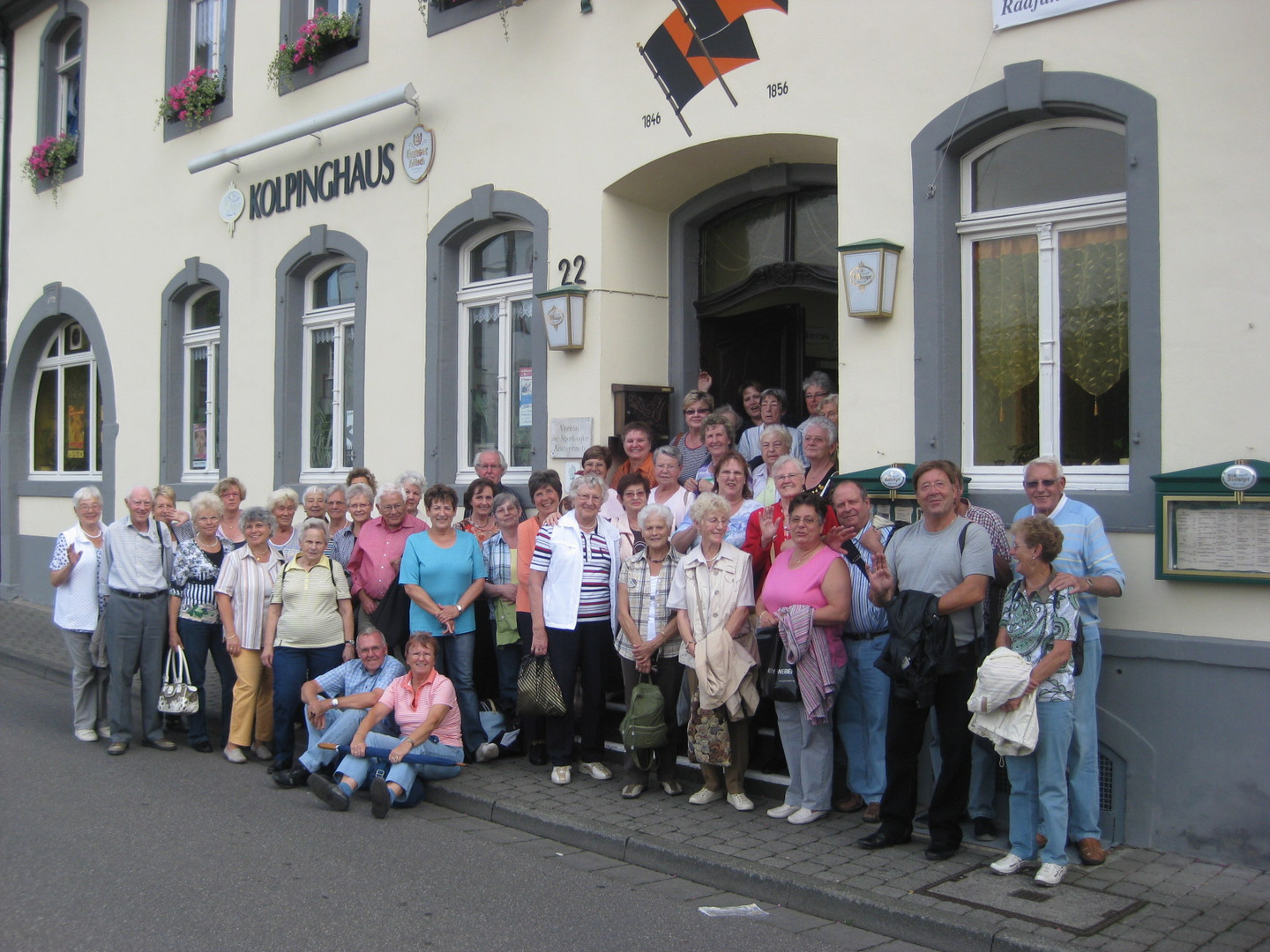 Glückliche Gäste vor "Ellen´s Restaurant"