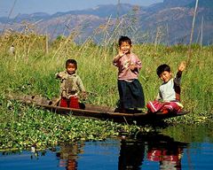 Glückliche Kinder am Inle-See