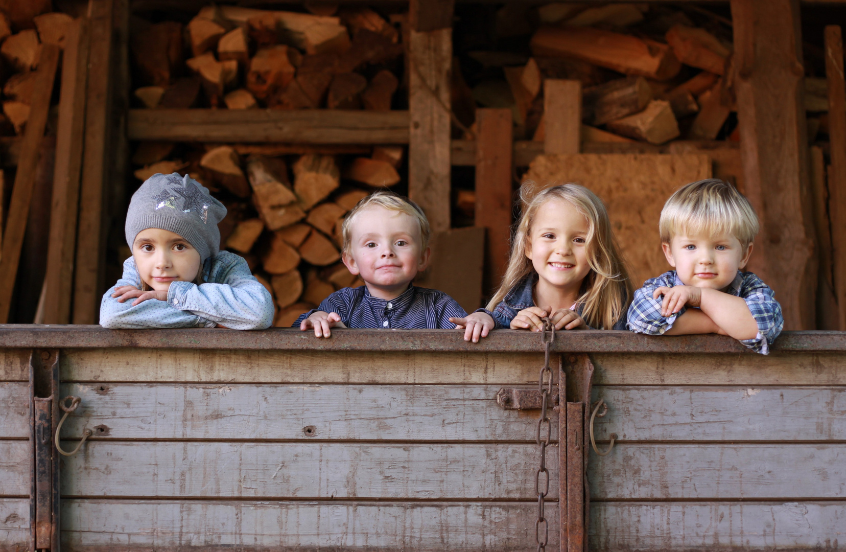 Glückliche Landkinder