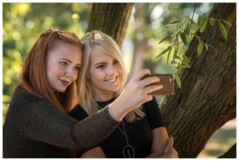 Glückliche Selfiebetrachterinnen