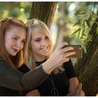 Glückliche Selfiebetrachterinnen