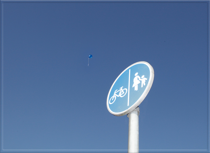 glücksballon für radfahrer und frau mit kind ...