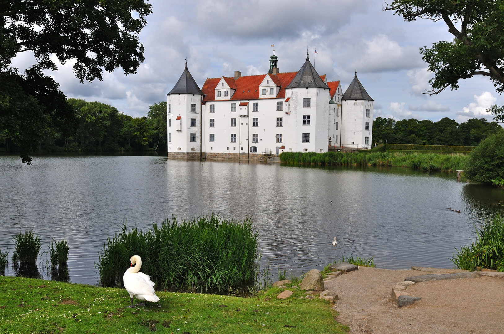 Glücksburg mit königlichem Schwan