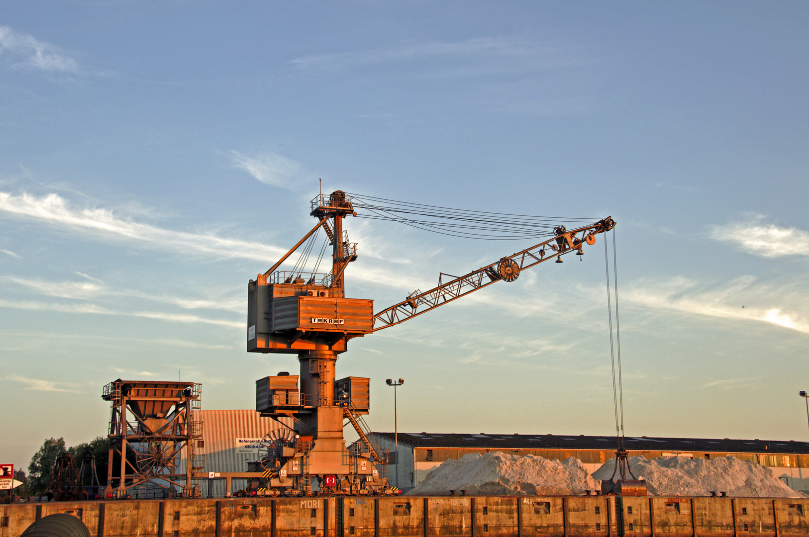 Glückstadt Hafen Kran der Hafengesellschaft ,im Abendlicht