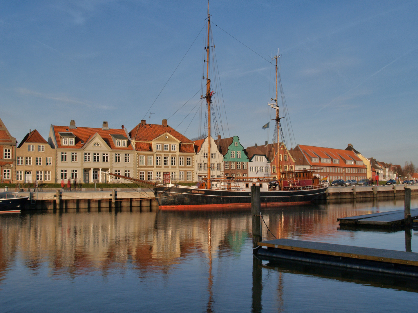 Glückstädter Binnenhafen mit historischen Fassaden