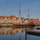 Glückstädter Binnenhafen mit historischen Fassaden