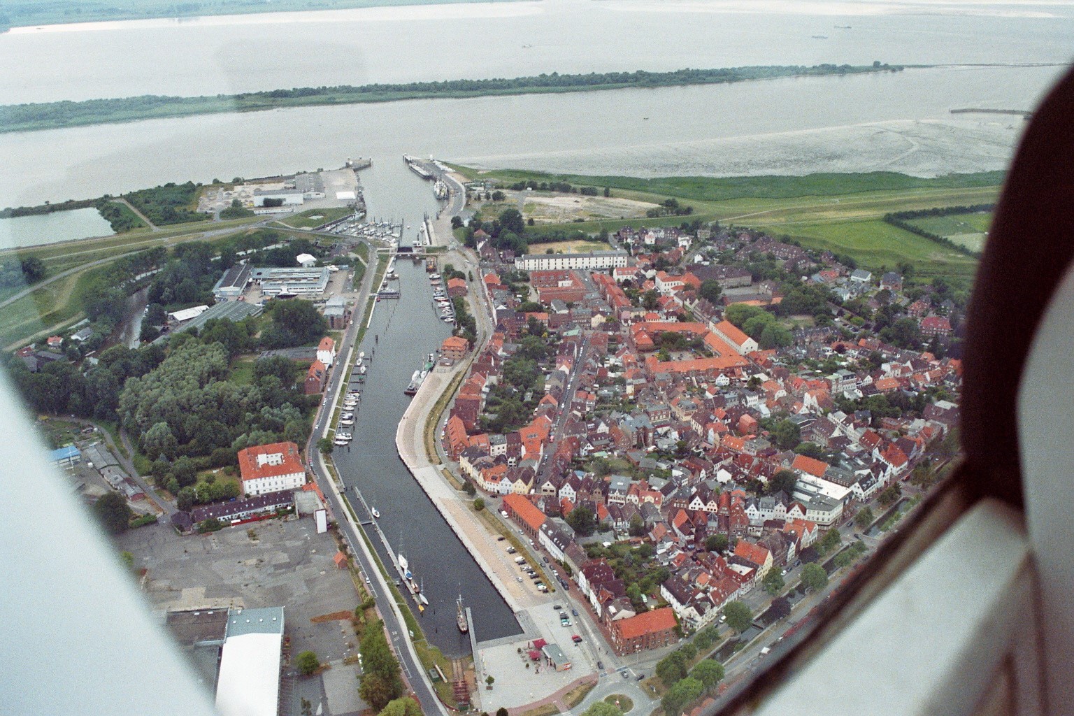 Glückstädter Hafen vom Flugzeug aus gesehen.