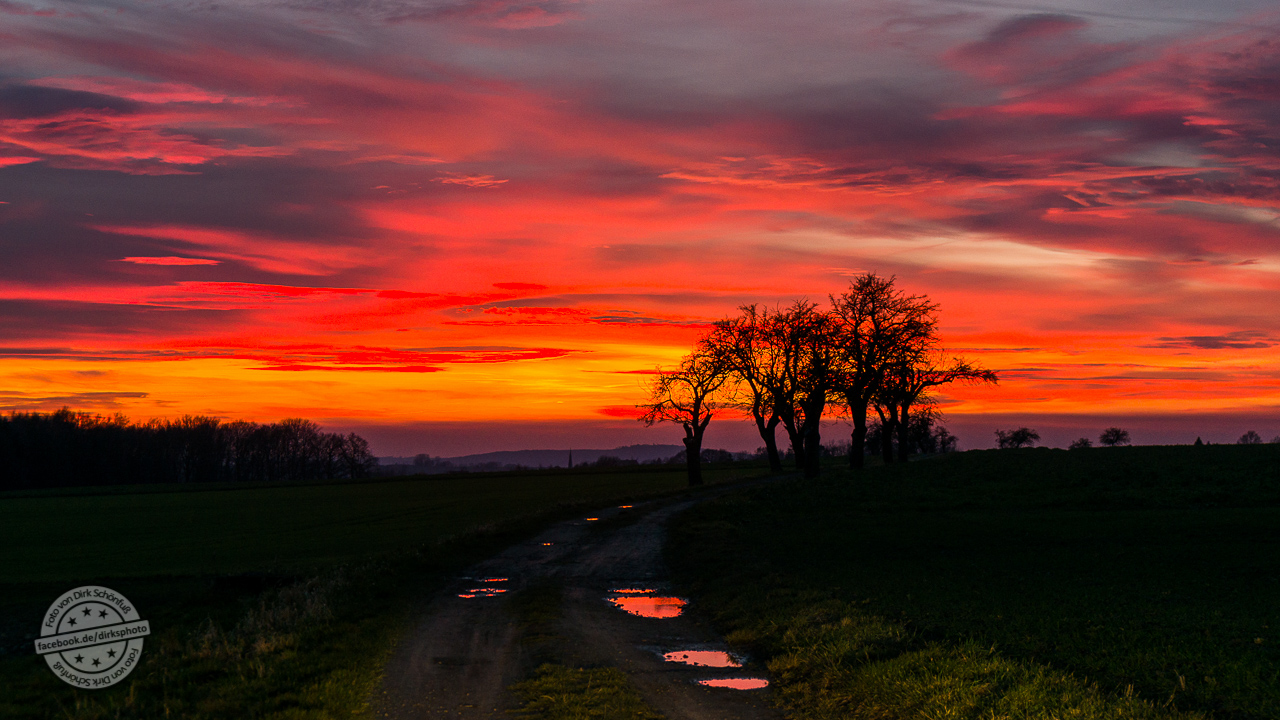 Glügend roter Sonnenuntergang