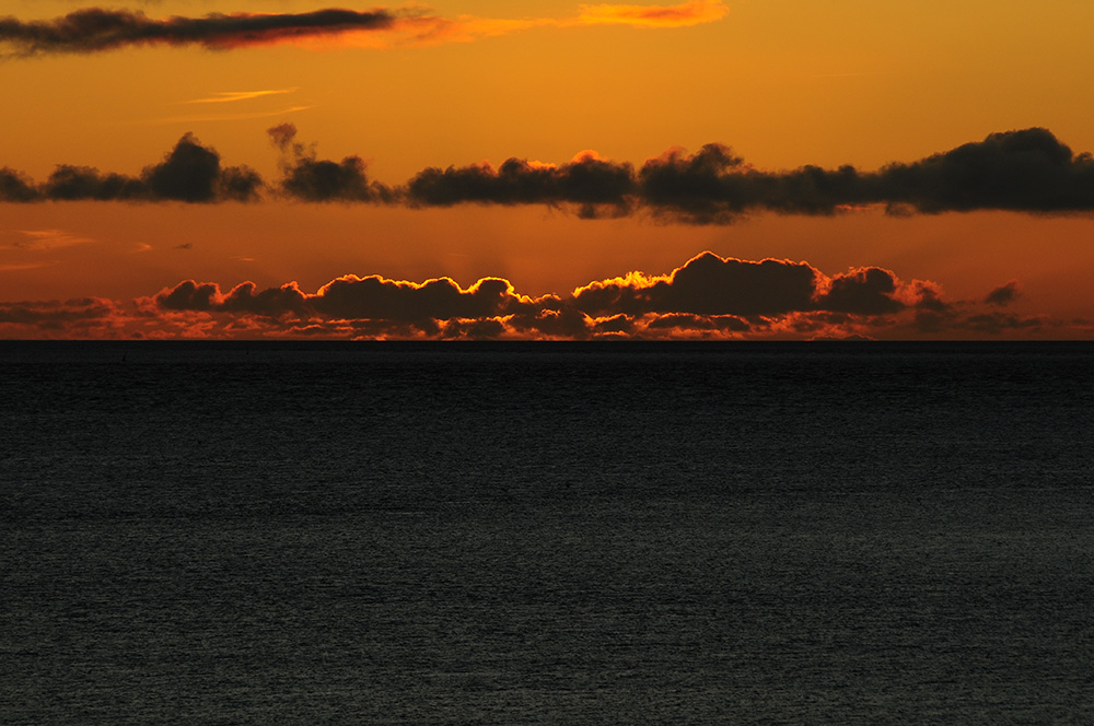 Glühende Abendwolken: rückseitige Beleuchtung durch untergehende Sonne