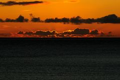 Glühende Abendwolken: rückseitige Beleuchtung durch untergehende Sonne