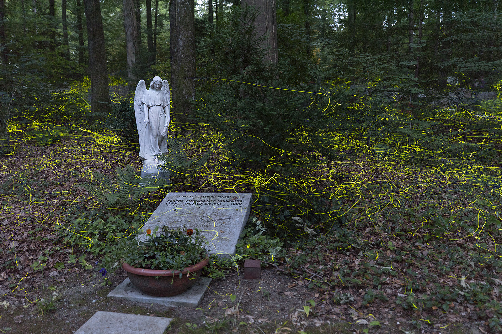 Glühende Hochzeit im Dunkel des Friedhofs...