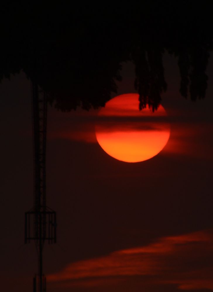 Glühende Kugel Foto & Bild | sonnenuntergang, sonne, himmel Bilder auf ...