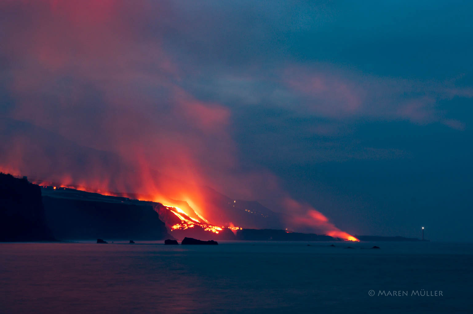 glühende Lava auf dem Weg in den Atlantik