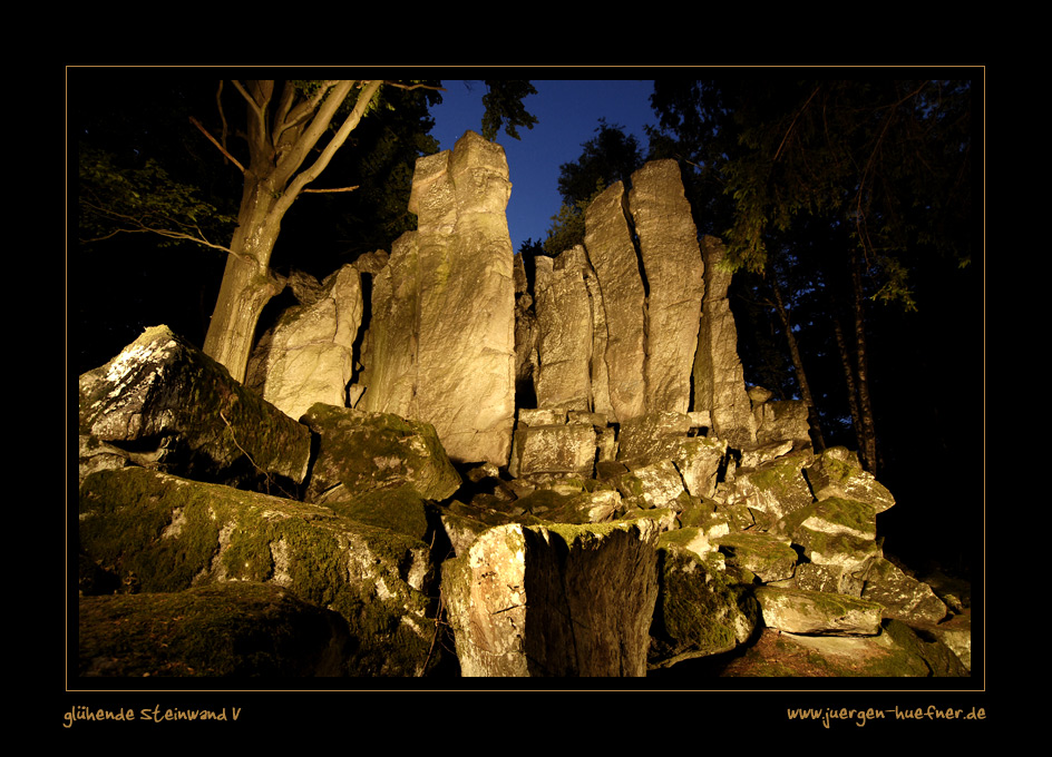 Glühende Steinwand V