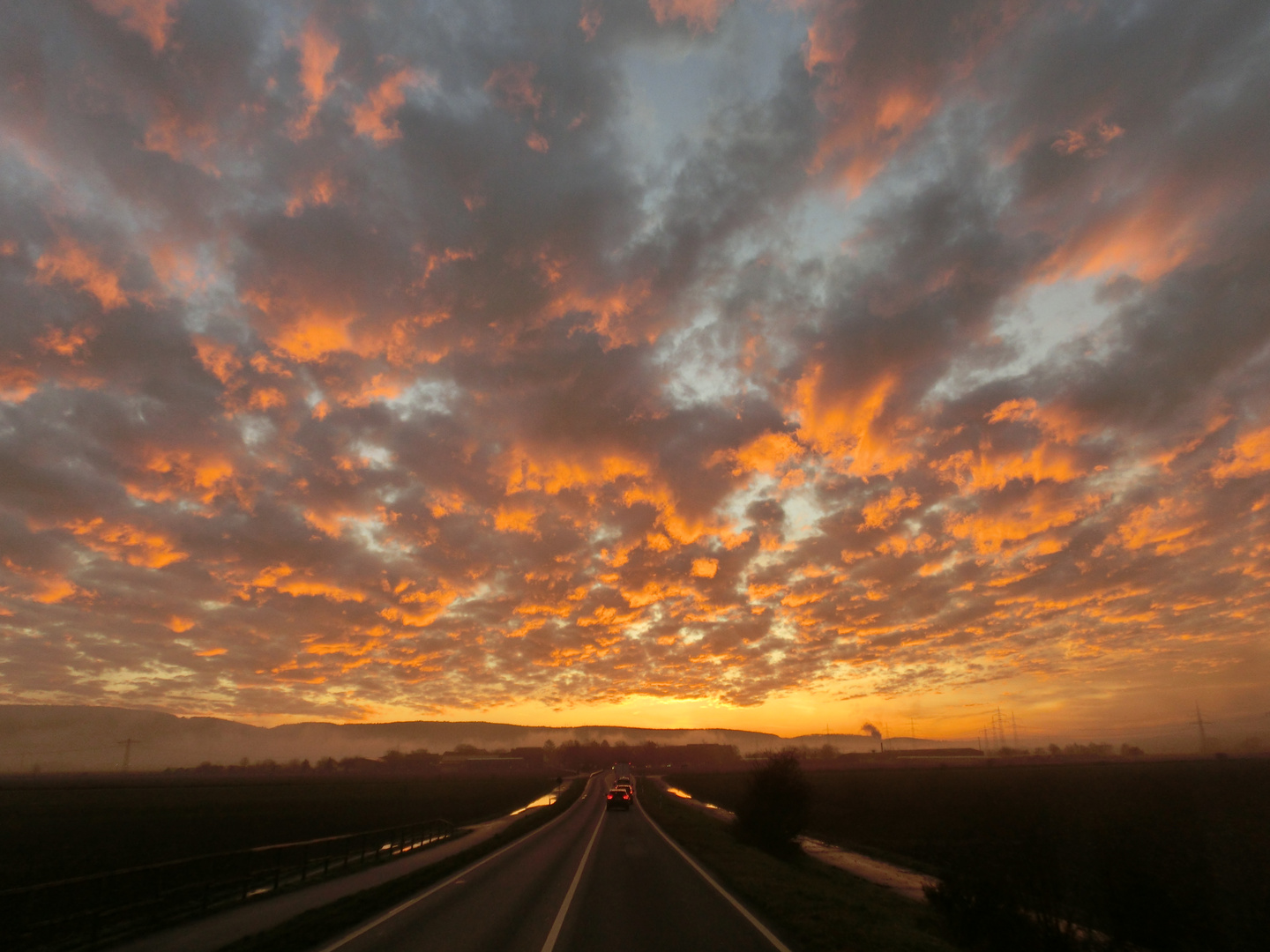 Glühende Wolken bei Sonnenaufgang nahe Heidelberg