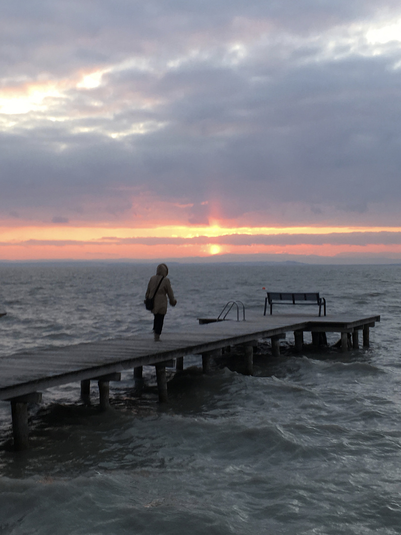 glühende Wolken wogende Wellen 