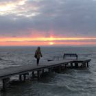 glühende Wolken wogende Wellen 