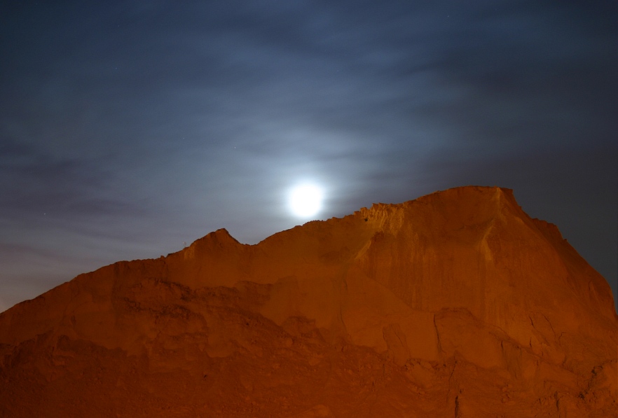 Glühender Berg mit Mond