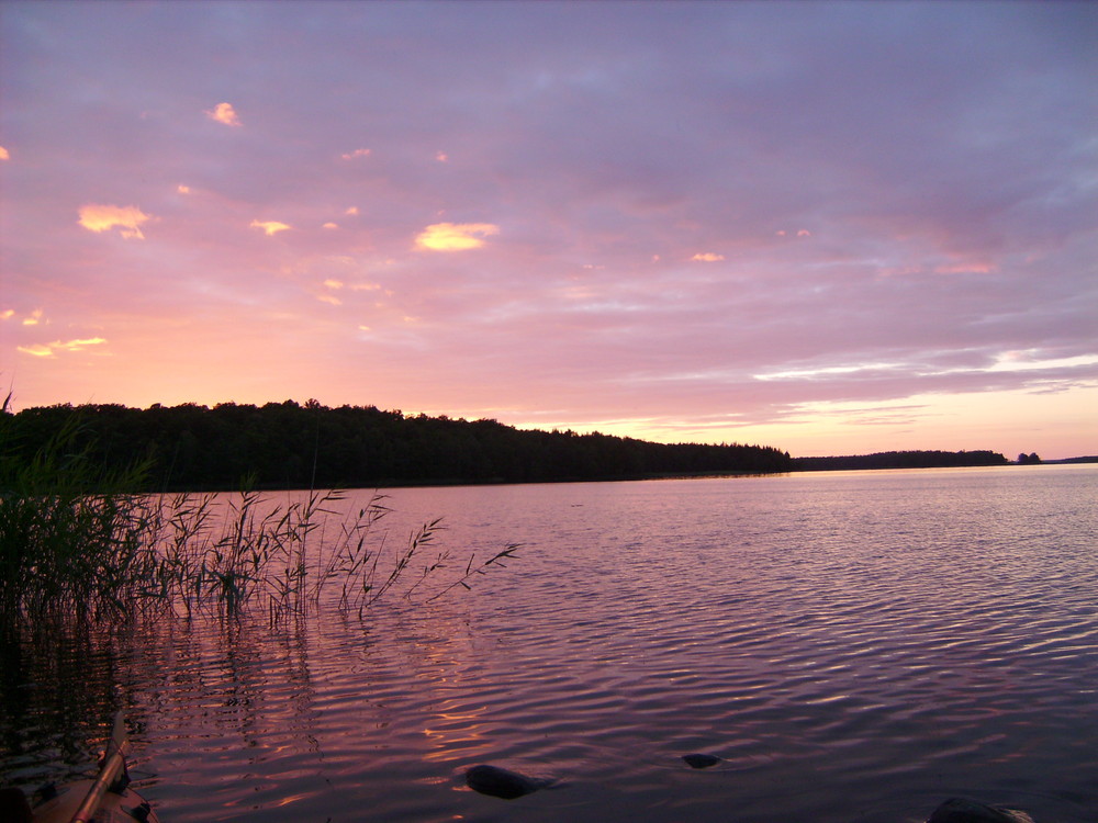 Glühender Himmel beim Sonnenuntergang in Schweden.