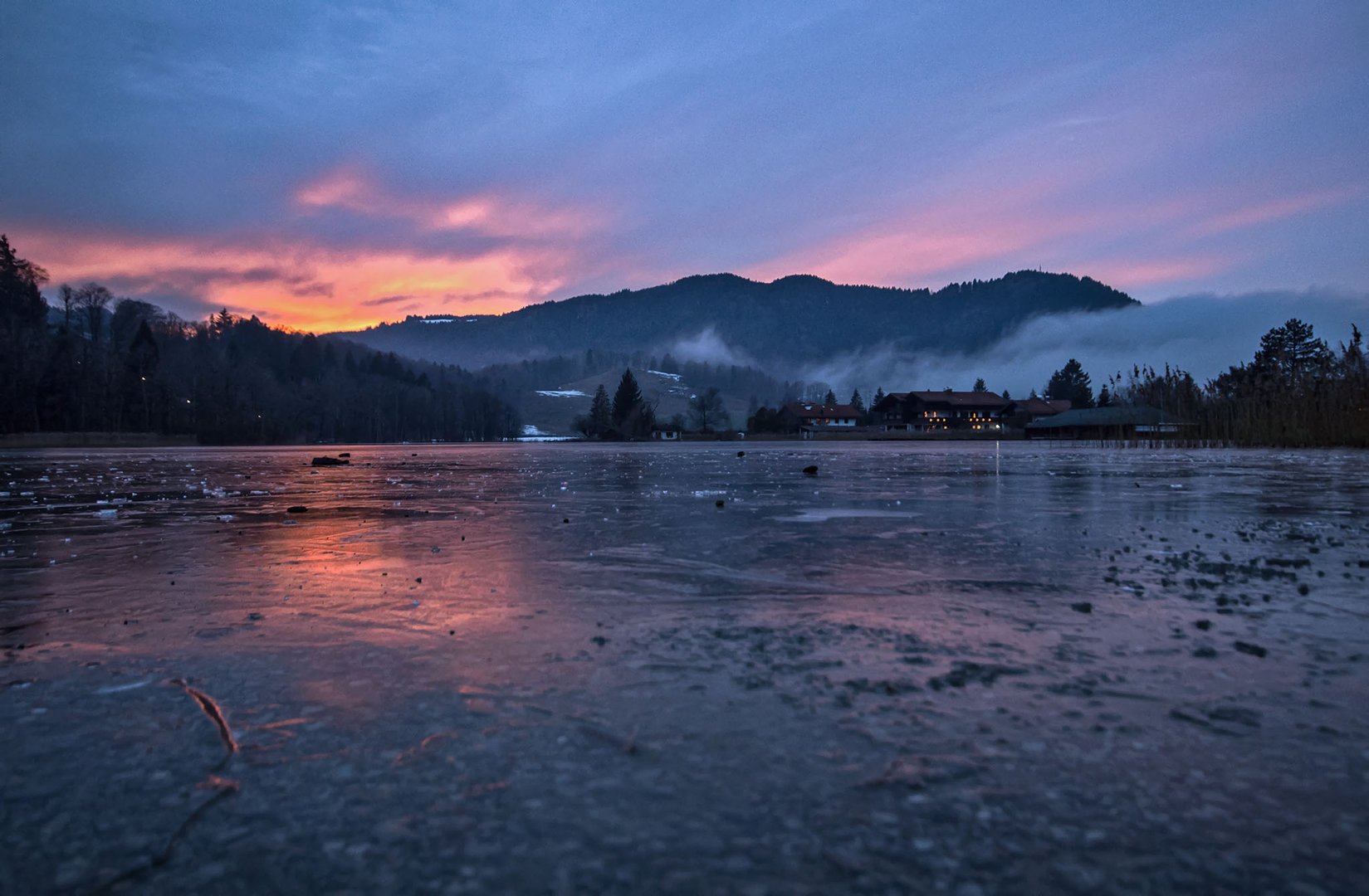 Gluehendes Abendrot am Schliersee