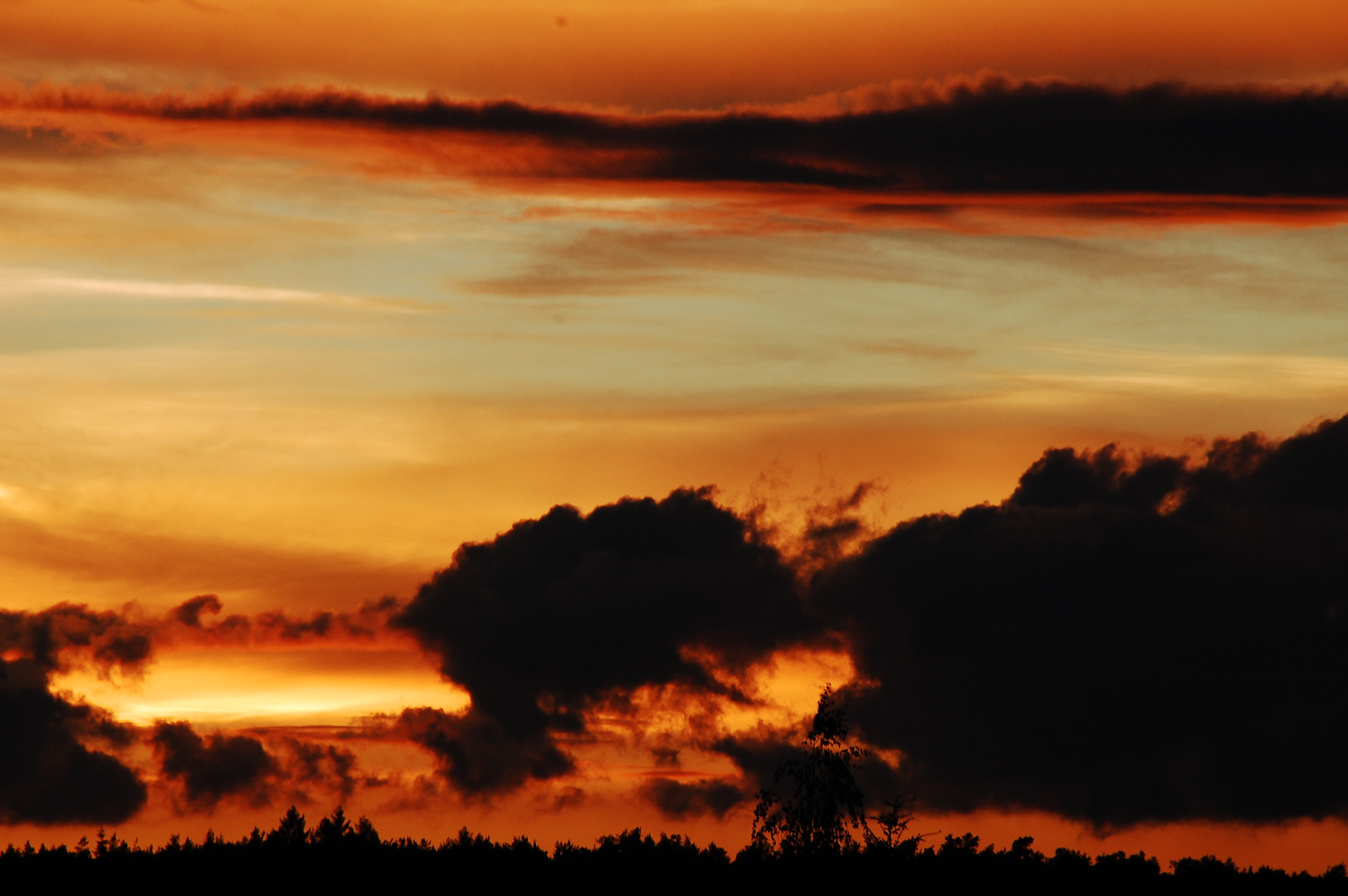 Glühendroter Sonnenuntergang