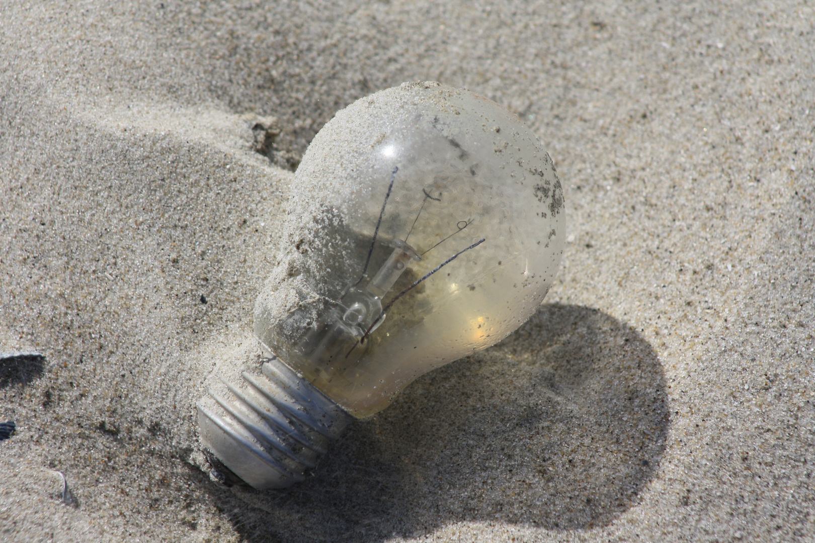 Glühlampe am Strand