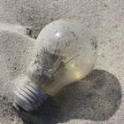 Glühlampe am Strand