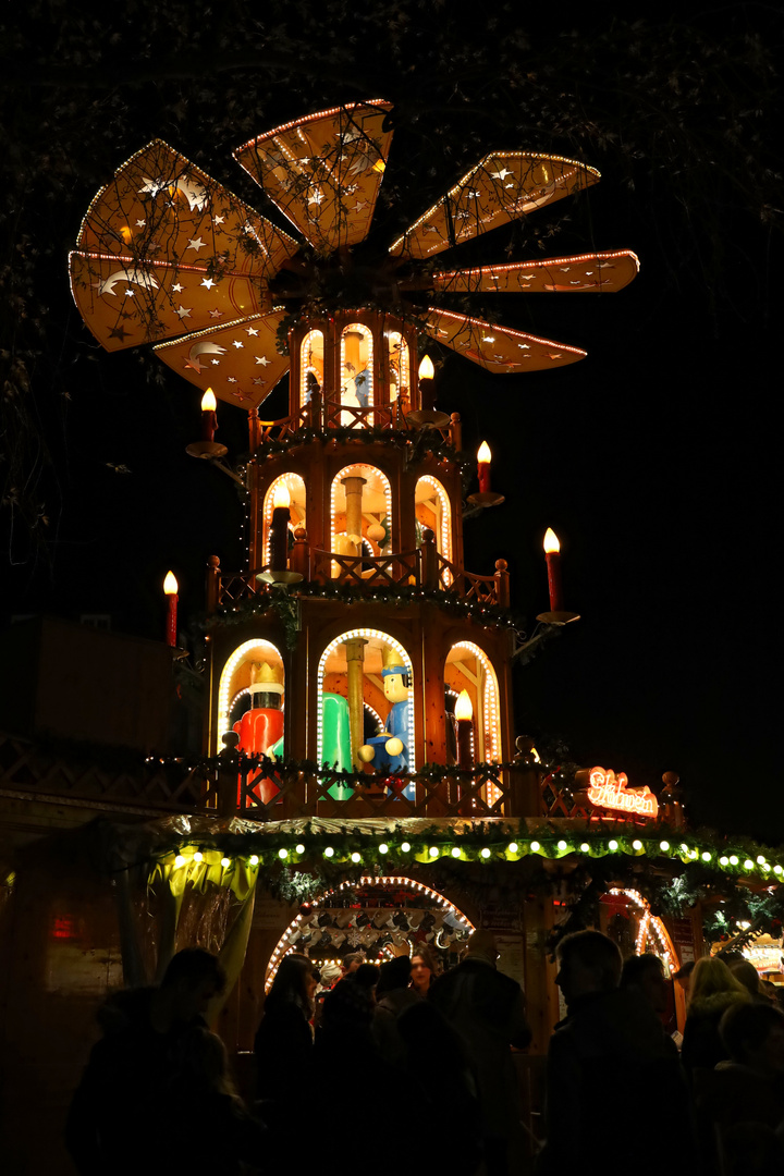 Glühwein-Pyramide auf Weihnachtsmarkt