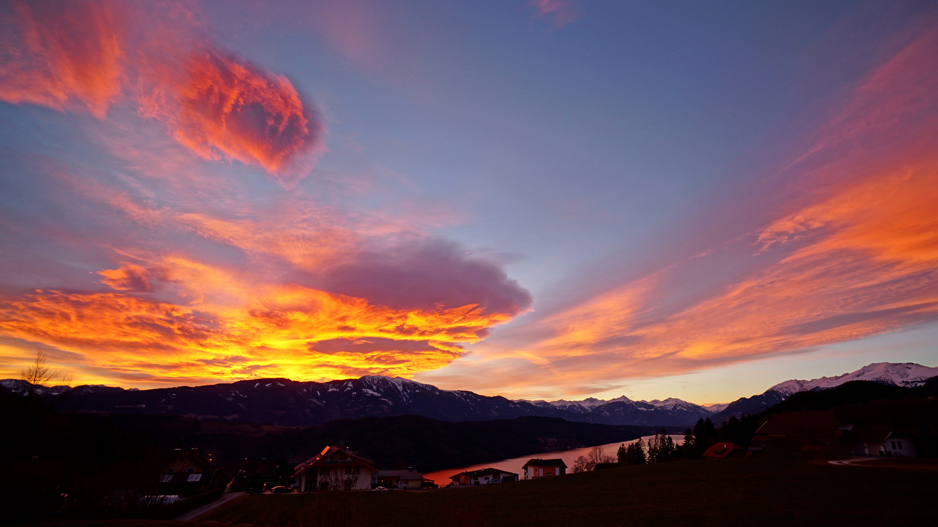 Glutrote Wolken am Abendhimmel