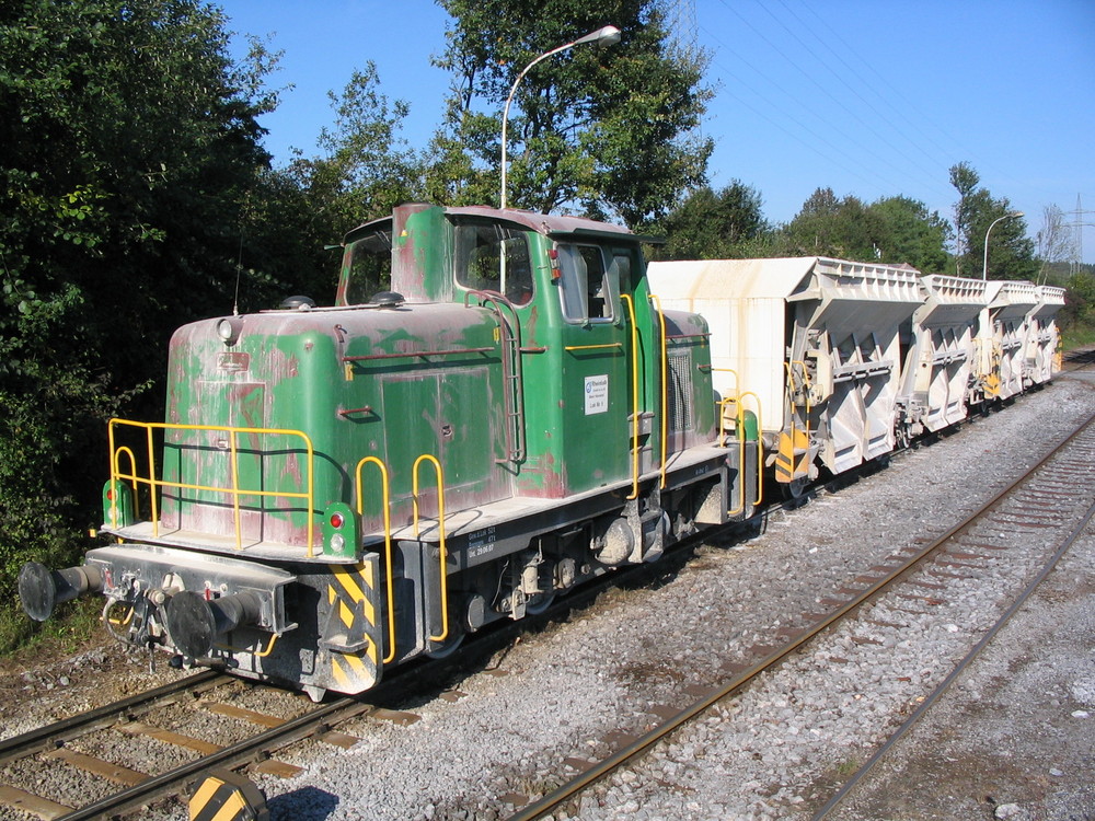 Gmeinder Farbrik Nr. 5243 Baujahr 1962 mit einem Steinzug auf der Strecke !