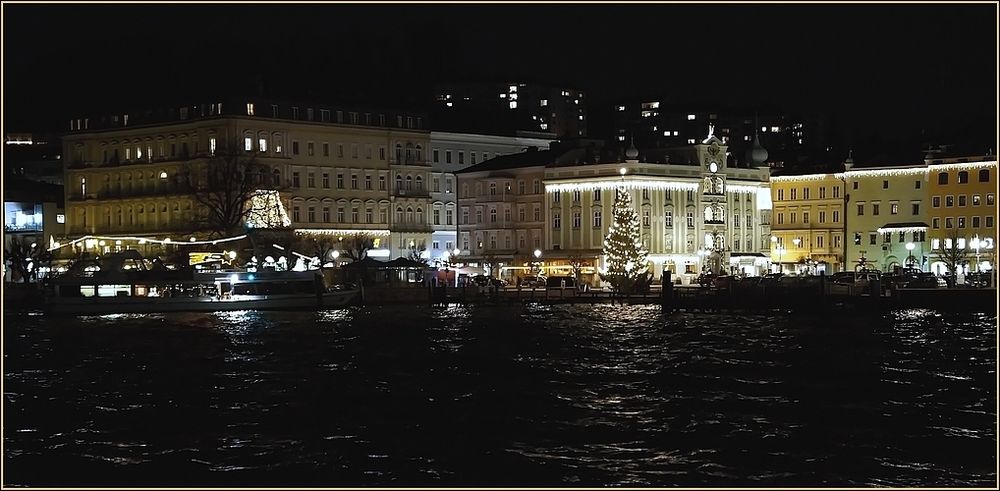 Gmundner Rathausplatz in Vorweihnachtsstimmung...