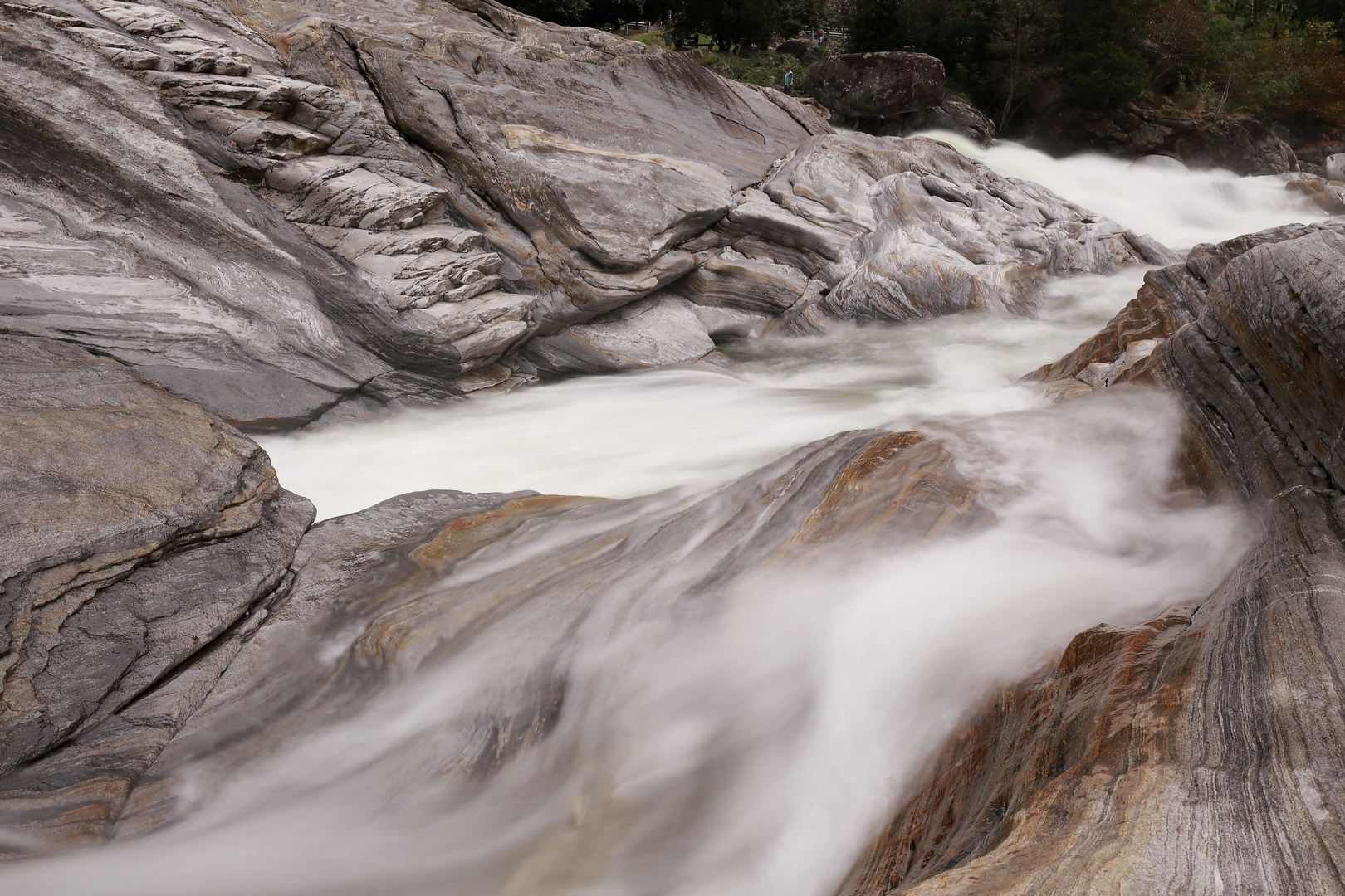 Gneiss und Wasser im Zusammenspiel