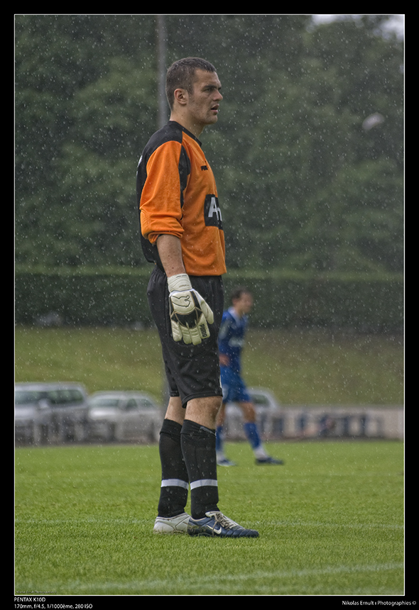 Goal sous la pluie