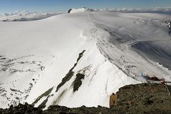 Gobba de Rollin 3899m hoch über das 3800m hoch gelegene Breithornplateau zu erreichen,...