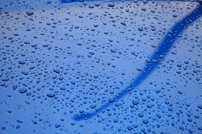 gocce di pioggia su cofano d'auto