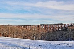 Göltzschtalbrücke im Schnee mit Zug