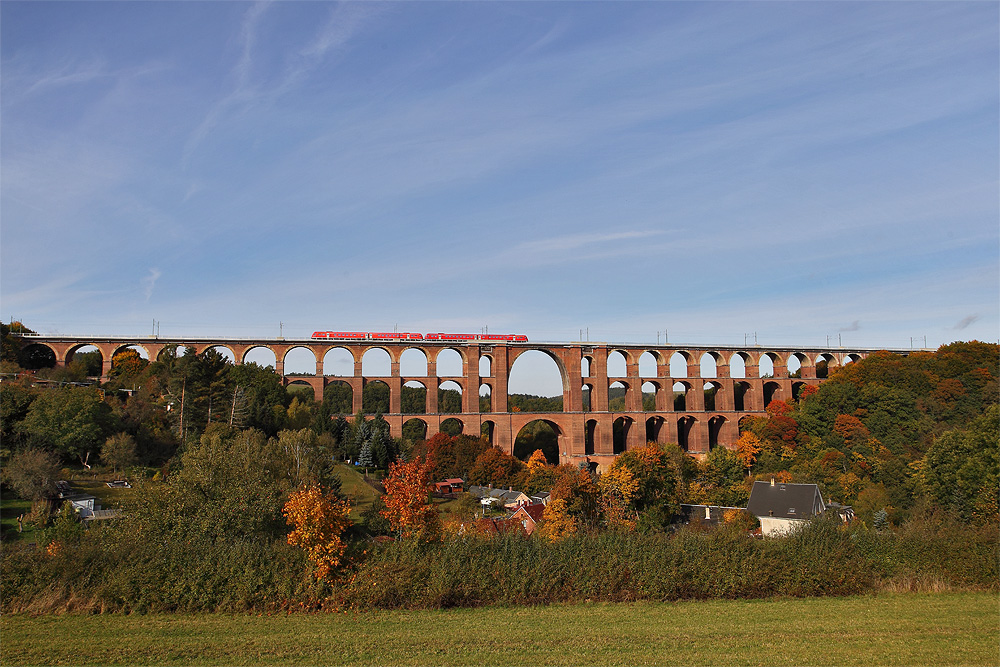 Göltzschtalbrücke mit rotem Zug