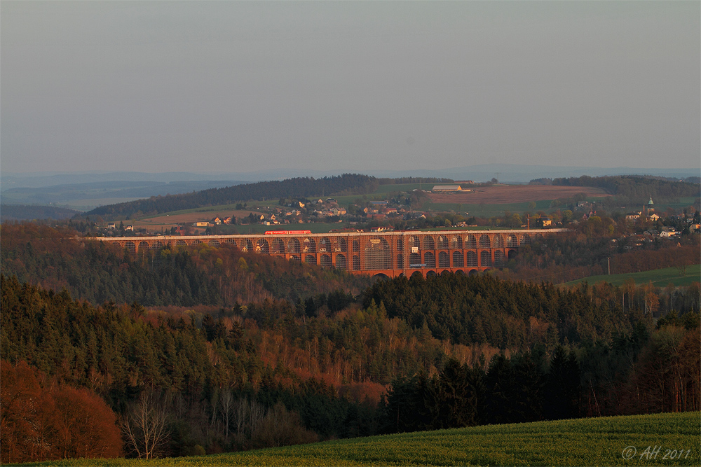 Göltzschtalbrücke mit rotem Zug und Abendsonne